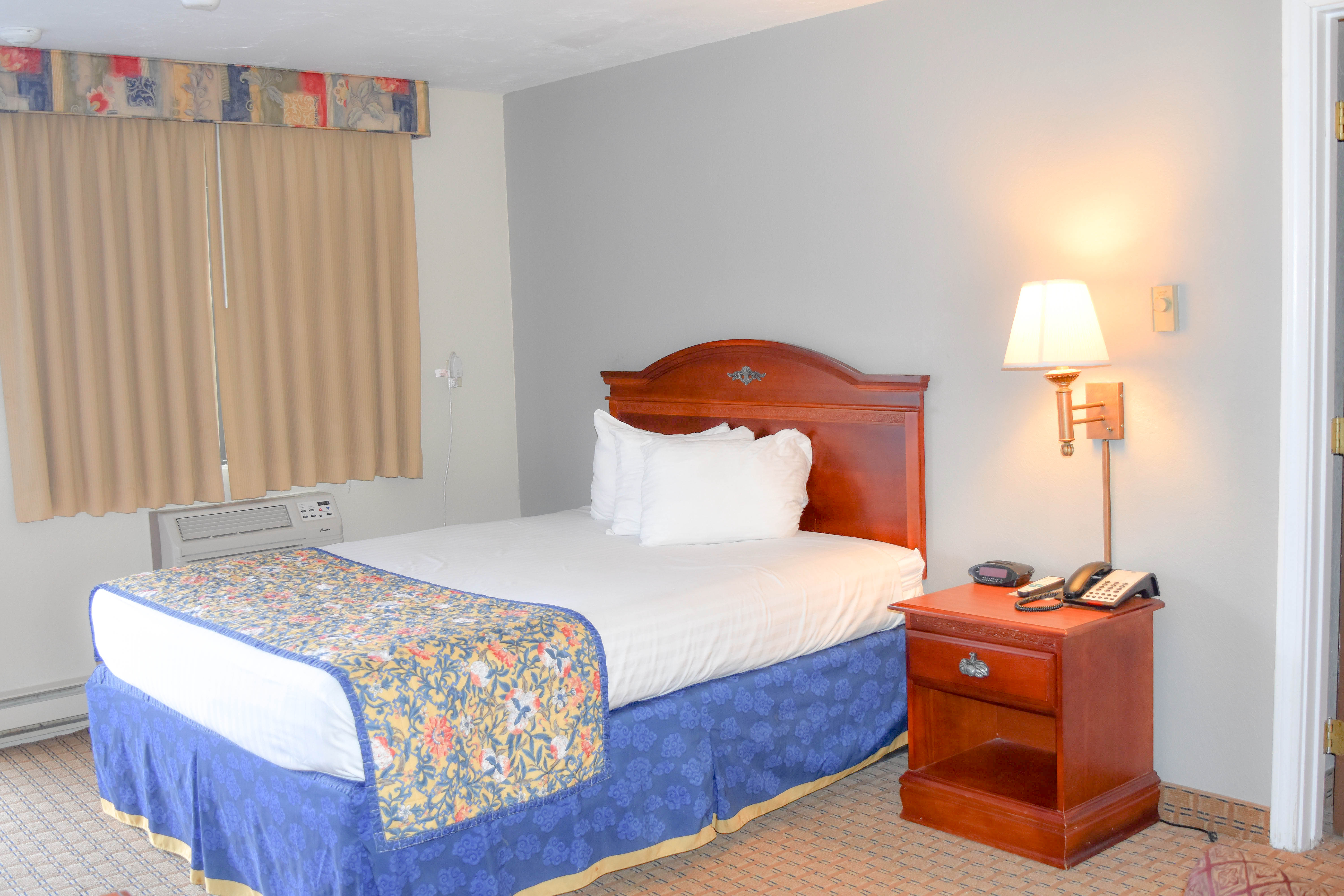 Single Queen Bed at Attleboro Hotel